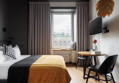 Номер студия улучшенный с 1 односпальной и 1 двуспальной кроватью с видом на город