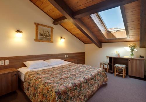 Номер стандарт с 1 двуспальной кроватью (мансарда)