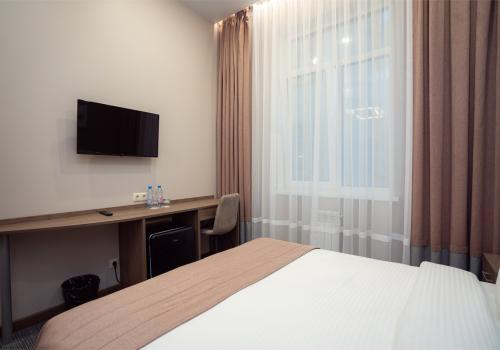 Номер стандарт с 1 двуспальной кроватью (вид в атриум)