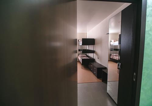 Кровать в 6-местном общем номере