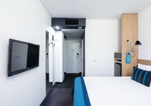 Номер стандарт эконом с 1 двуспальной кроватью