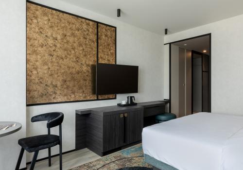 Номер стандарт с 1 двуспальной кроватью и диваном