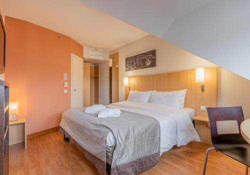 Номер Junior Suite, вид на город или на крыши - с двуспальной кроватью и диваном