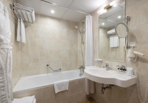 Номер стандарт с 1 двуспальной кроватью