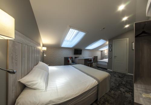 Номер стандарт семейный с 1 односпальной и 1 двуспальной кроватью (мансарда)