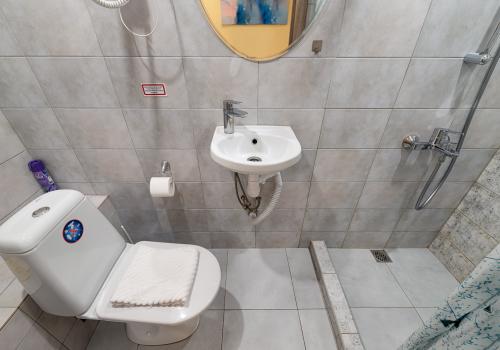 Номер стандарт эконом с 1 двуспальной кроватью (без окна)