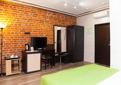 Номер комфорт полулюкс с 1 двуспальной кроватью