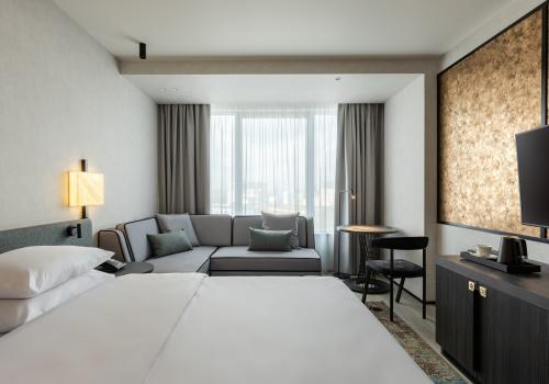 Номер стандарт с 1 двуспальной кроватью и диваном