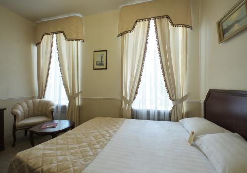 Номер стандарт бизнес с 1 двуспальной кроватью