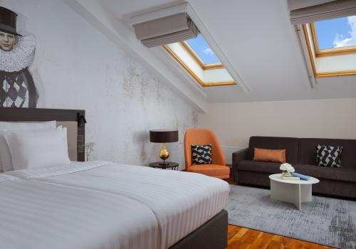 Номер полулюкс с 1 двуспальной кроватью (мансарда)