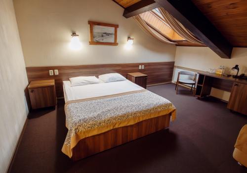 Номер стандарт с 1 двуспальной кроватью (мансарда)