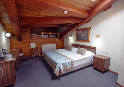 Номер стандарт семейный с 1 односпальной и 1 двуспальной кроватью (мансарда)