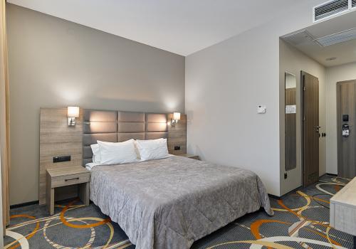 Номер стандарт с 1 двуспальной кроватью