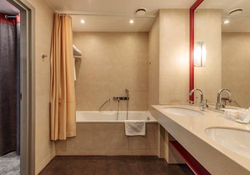 Кабинет для встреч в коттедже Ramada