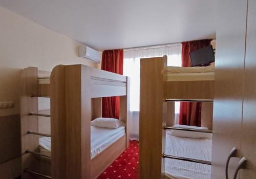 Номер стандарт для 1-4 человек с двумя двухъярусными кроватями