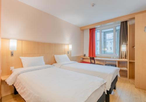 Номер Standard, вид во двор или на город - с 2 односпальными кроватями