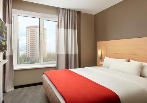 Номер улучшенный с 1 двуспальной кроватью и диваном