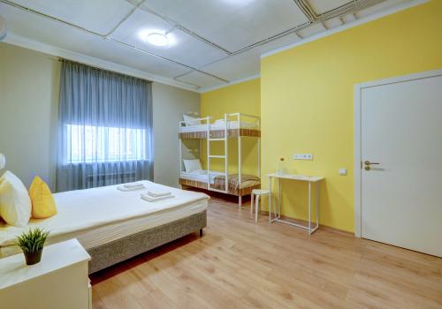 Номер семейный с 1 двуспальной и 1 двухъярусной кроватями