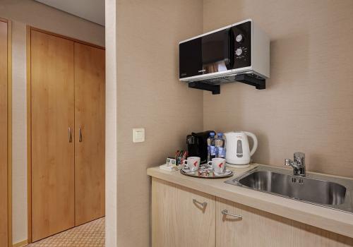 2-комнатный номер представительский люкс с 1 двуспальной кроватью и диваном