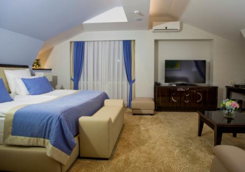 Номер люкс с 1 двуспальной кроватью Love story (с завтраком)