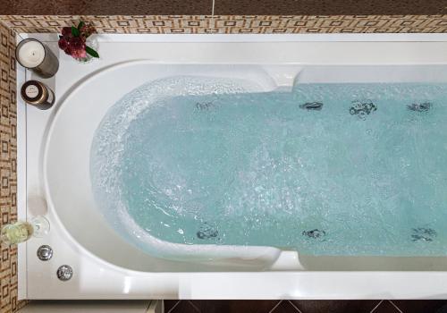 Номер стандарт с двуспальной кроватью и гидромассажной ванной