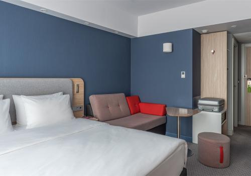 Номер стандарт с 1 двуспальной кроватью и диваном