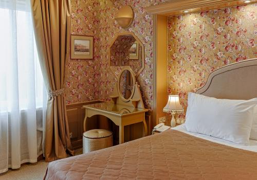 Номер полулюкс премиум с 1 двуспальной кроватью