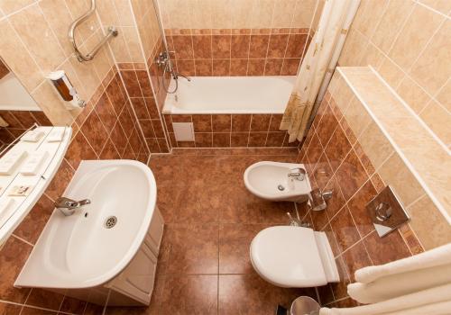 Номер люкс семейный с 1 двуспальной кроватью