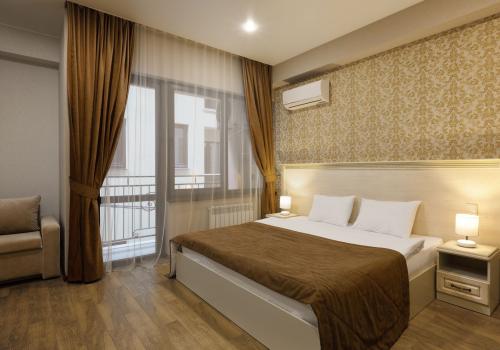 Номер стандарт с 1 двуспальной кроватью и балконом