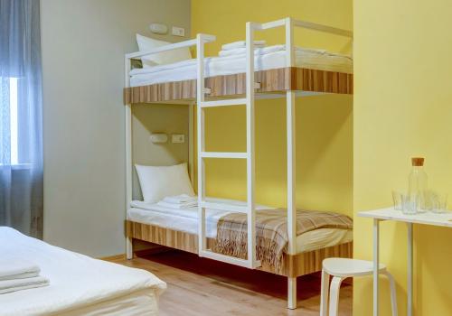 Номер семейный с 1 двуспальной и 1 двухъярусной кроватями