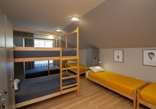 Кровать в 9-местном общем мужском номере (мансарда)