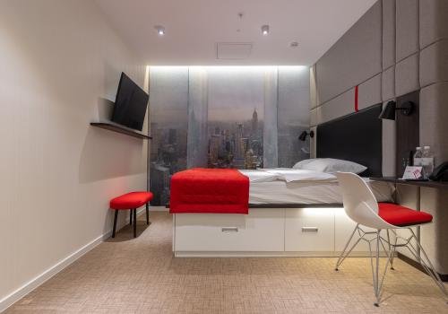 Номер стандарт улучшенный с 1 двуспальной кроватью (без окна)