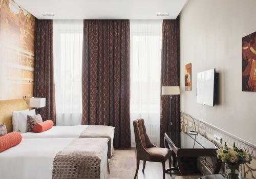 Номер улучшенный премиум с 2 односпальными кроватями вид на ул. Чайковского