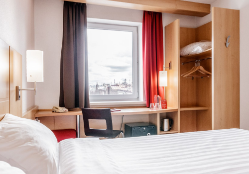 Номер Standard, вид во двор или на город - с двуспальной кроватью