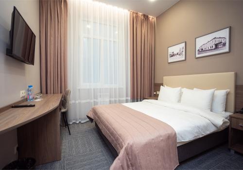 Номер стандарт с 1 двуспальной кроватью (вид в атриум)