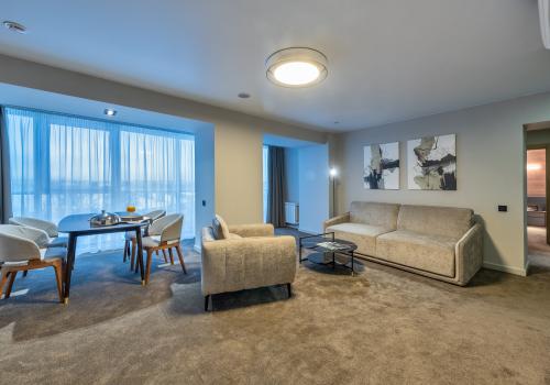 3-комнатный номер люкс бизнес с 1 двуспальной кроватью