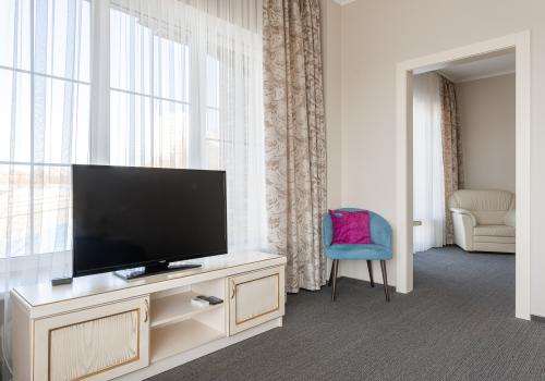 Номер люкс семейный с 1 двуспальной кроватью