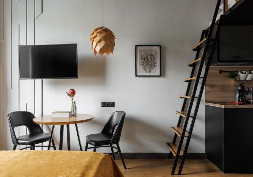 Номер студия улучшенный с 1 односпальной и 1 двуспальной кроватью с видом на город