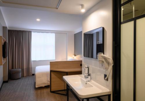 Номер стандарт с 1 двуспальной кроватью