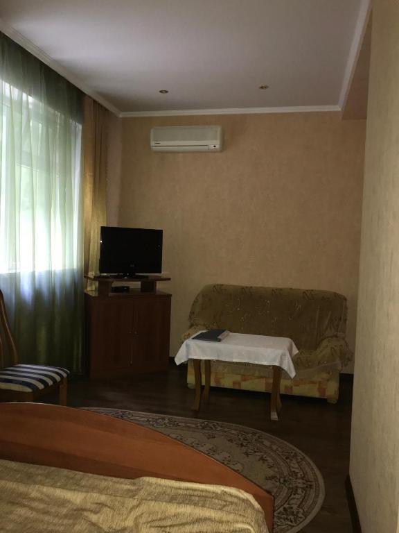 Номер стандарт с 1 двуспальной кроватью 3