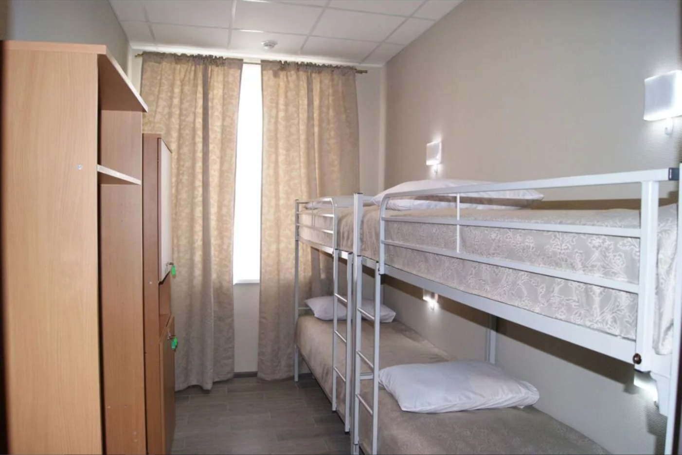 Кровать в 4-местном общем мужском номере (общие удобства)