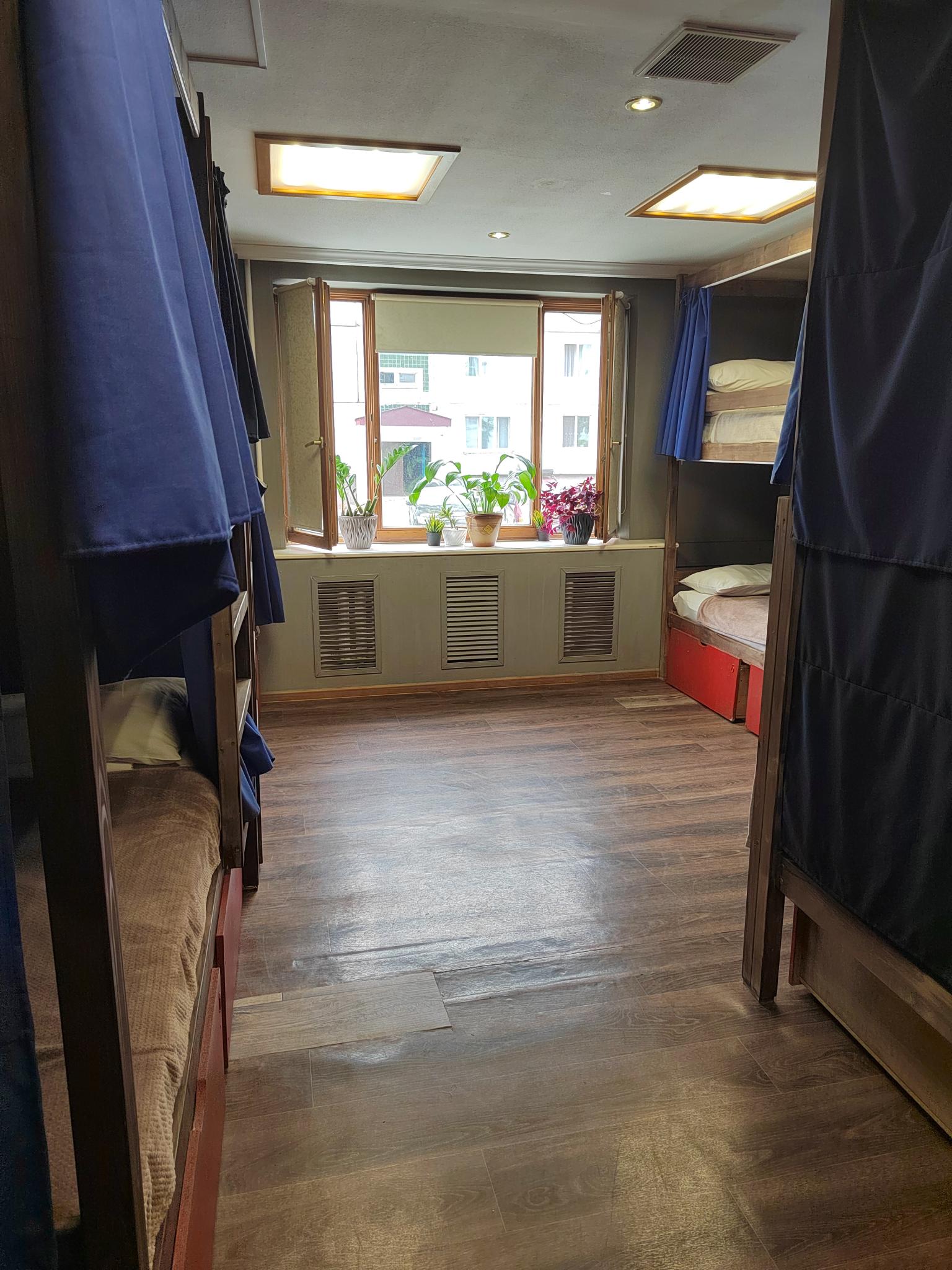 Кровать в 8-местном общем женском номере (Удобства на этаже) в Lv.hostel