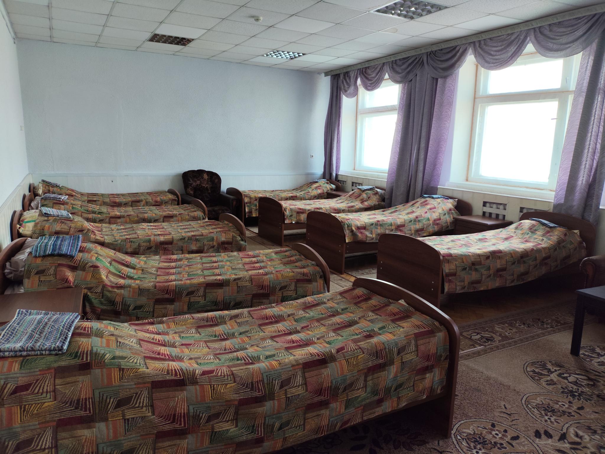 Кровать в 9-местном общем номере