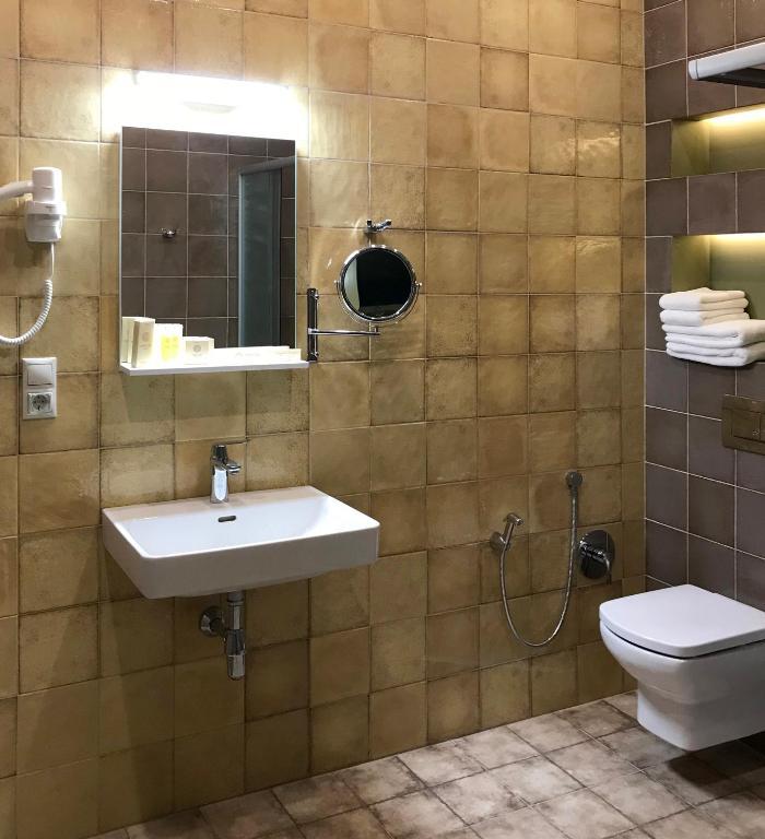 Номер стандарт с 1 двуспальной кроватью 4