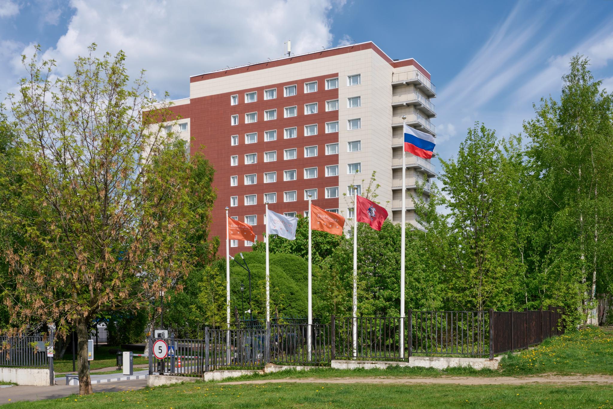 Гостиница Marins Park Hotel Москва Пражская (Маринс парк) (бывш. SunFlower  Парк Отель (СанФлауэр Парк)