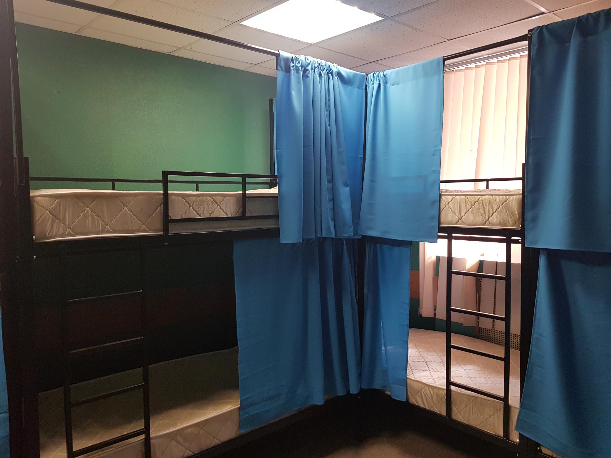Кровать в 8-местном общем номере 4