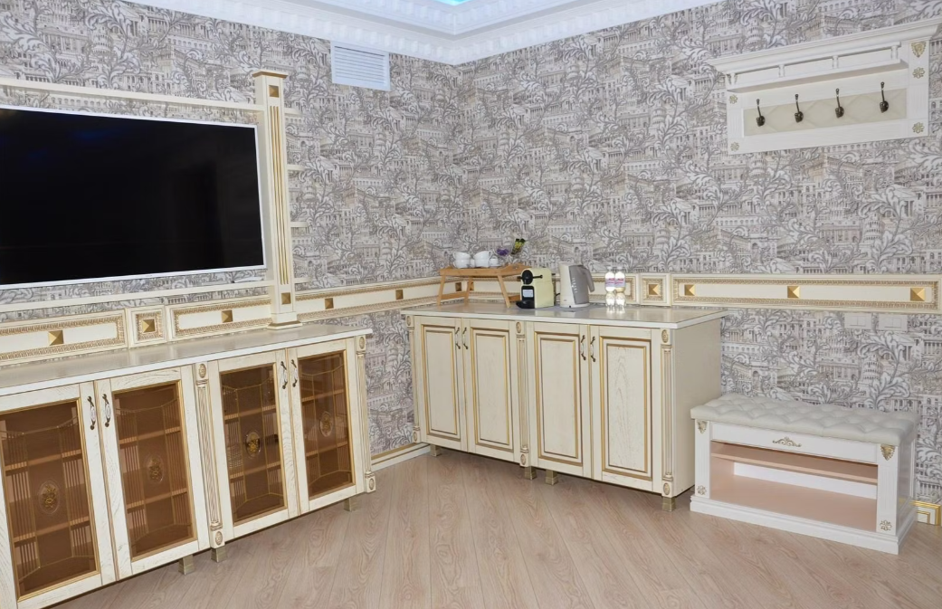 Номер люкс семейный с 1 двуспальной кроватью 3