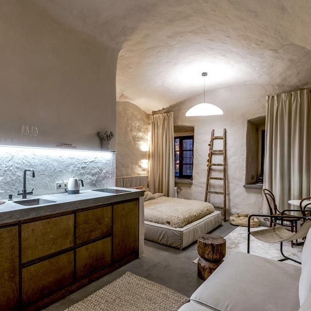 Cave Apartment: Уникальное пространство для отдыха и релаксации в стиле Wabi-Sabi