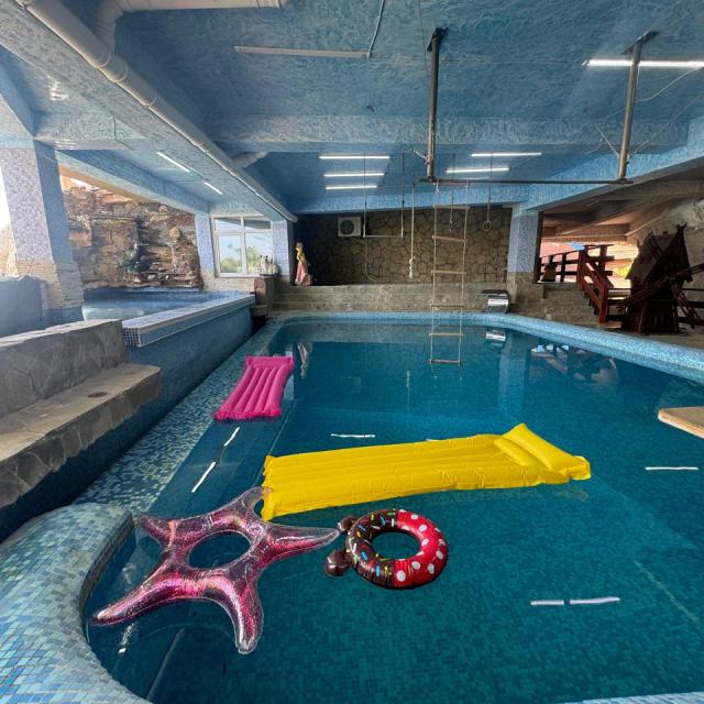 Cottage with a swimming pool by the sea