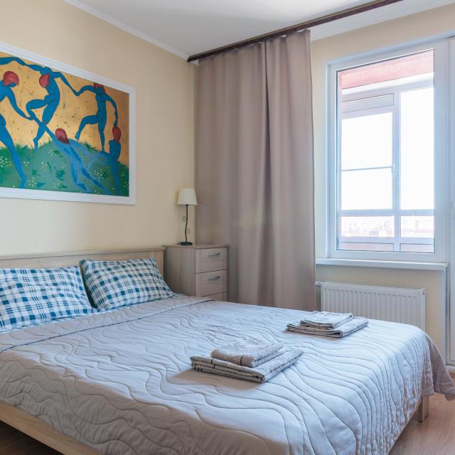 Sutki Rent (Rent Day) with a view of Okhta